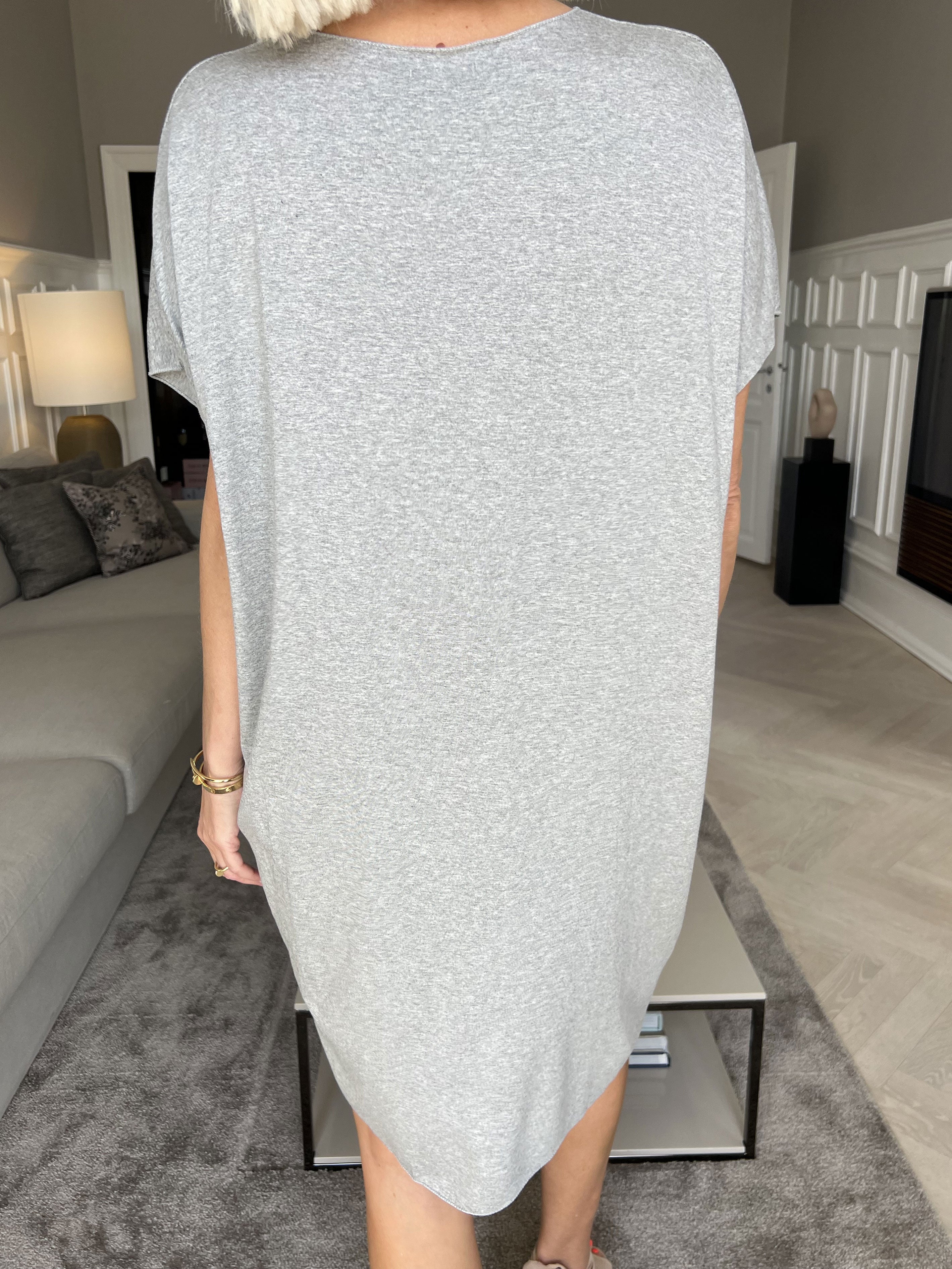 Vogue - Oversized t-shirt klänning i viskos med guldtryck